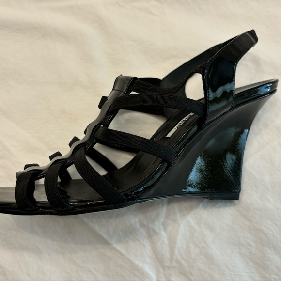 Manolo Blahnik black patent wedge  grosgrain ribbon sandal 6 1/2  excellent cond - Picture 7 of 9